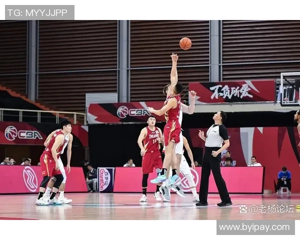 重庆篮球队团队协作引发热议球迷对战术配合和球员表现展开激烈讨论
